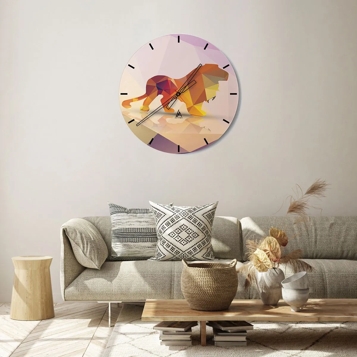 Nástěnné hodiny - Geometrický lev v odstínech žluté a fialové - 30x30cm - Diamantový král - Moderní nástěnná dekorace do obývacího pokoje, kuchyně a ložnice ARTTOR