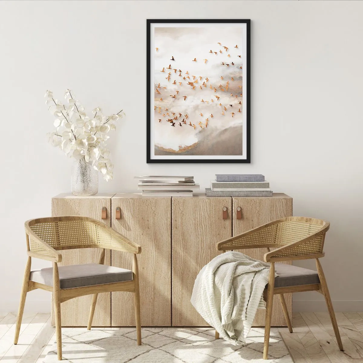 Plakát v černém rámu - Hejno ptáků plující mezi mlhavými mraky - 50x70cm - Je čas… - Moderní nástěnná dekorace do obývacího pokoje a ložnice ARTTOR